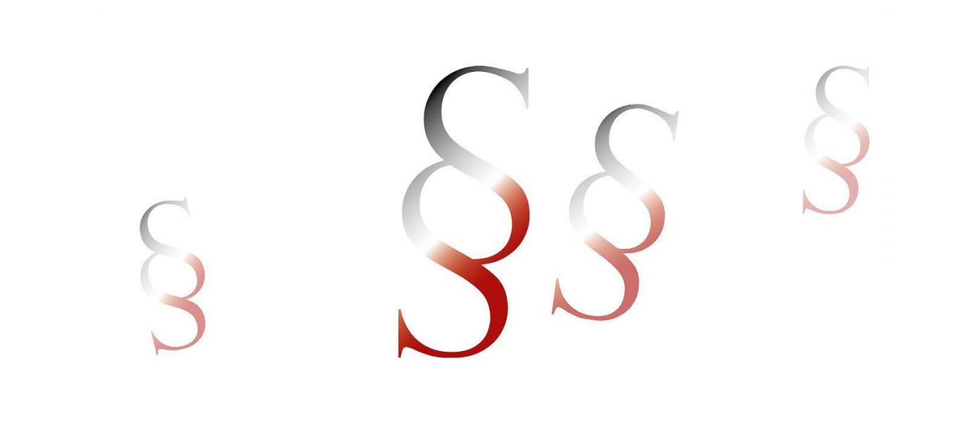 Vier Paragrafensymbole mit silber-rot-Verlauf auf weißem Hintergrund
