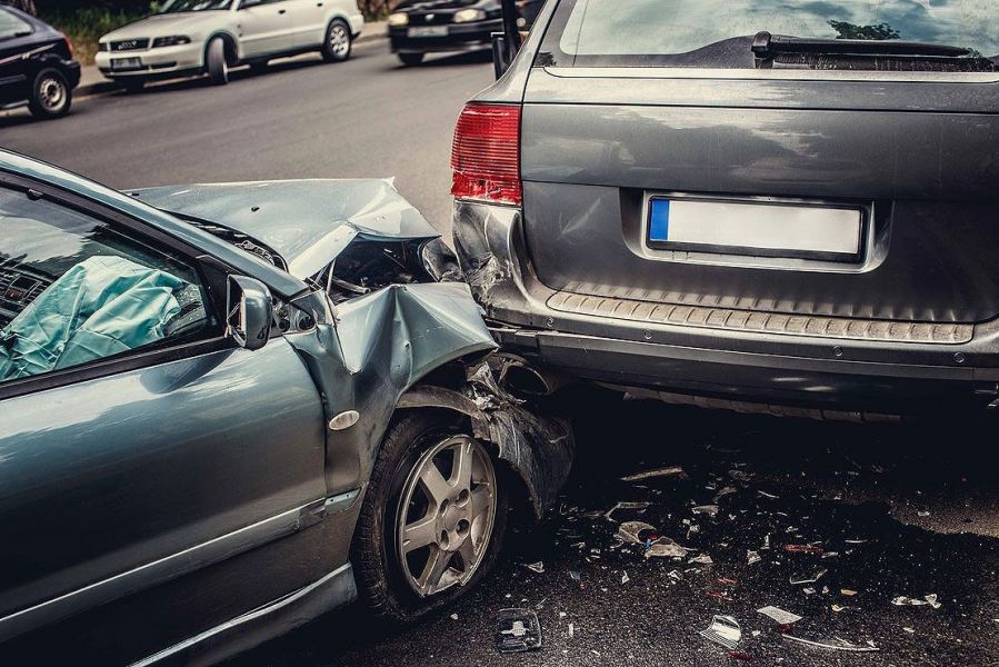 Zwei Autos, welche in einem Verkehrsunfall ineinander gekracht sind